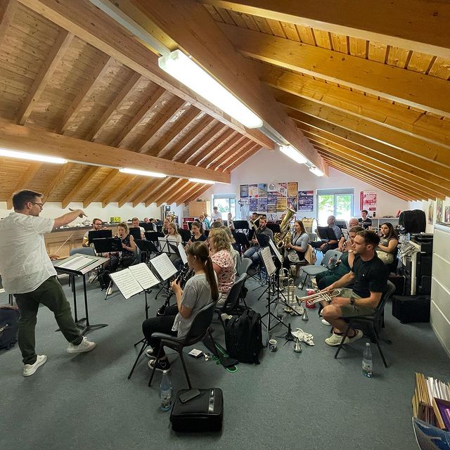 Photo by Musikalische Löwen in Nenterhausen (Westerwald). May be an image of 8 people, people playing musical instruments, people standing and indoor.